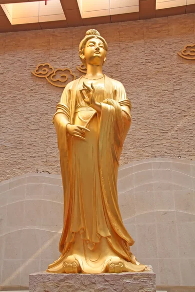 Imagen de la diosa religiosa de oro en un templo en China — Foto de Stock