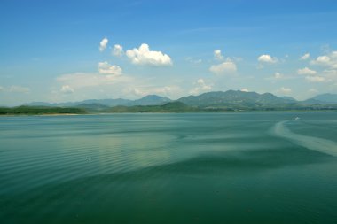 Gölü doğal manzarası, beyaz bulutlar ve gökyüzü, çene olarak Kuzey mavi