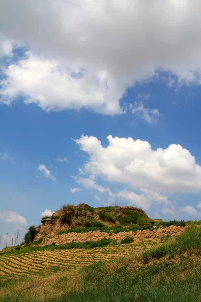 Hill under the blue sky in rural — Stock Photo, Image