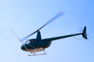 alçaktan uçan helikopter