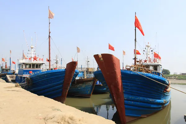 Barcos atracados en el muelle —  Fotos de Stock