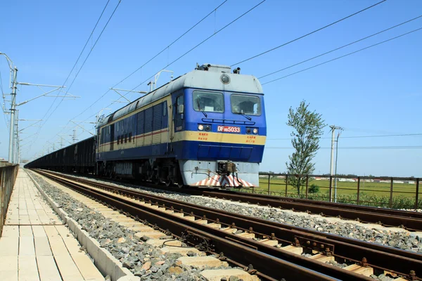 Zug in der Eisenbahn — Stockfoto