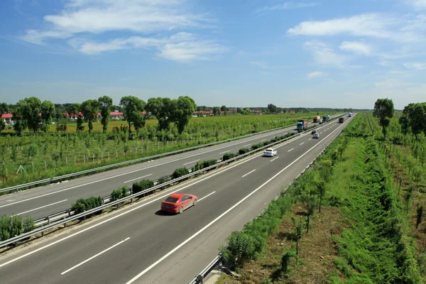 Jazdy samochodem po autostradzie — Zdjęcie stockowe