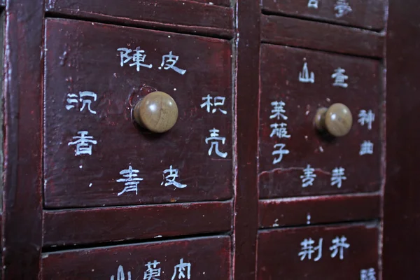 Ящики, повні китайської трав'яної медицини — стокове фото
