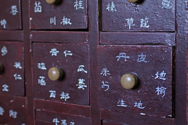 Ящики, полные китайской травяной медицины — стоковое фото