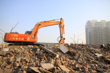 Ekskavatör inşaat enkaz içinde site kadar temiz