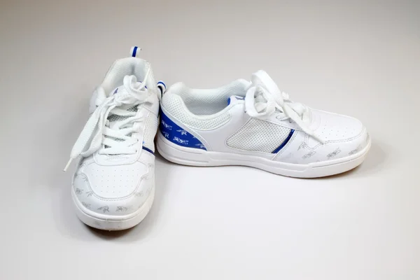 Sapatos esportivos à espera de vendas — Fotografia de Stock