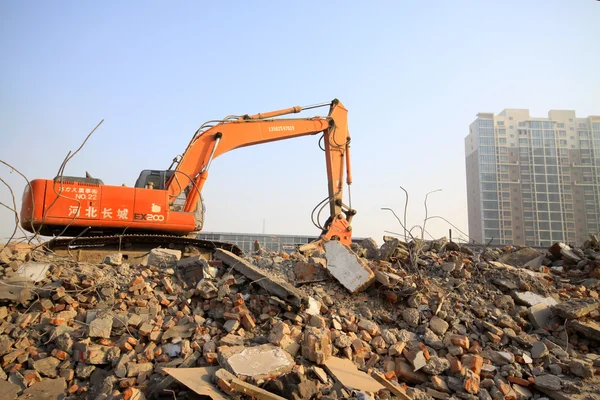 Excavator in the construction debris clean up site — Stock Photo, Image