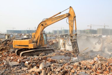 Ekskavatör inşaat enkaz içinde site kadar temiz