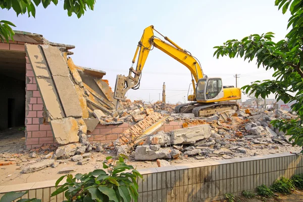 Escavadeira no local de limpeza de detritos de construção — Fotografia de Stock