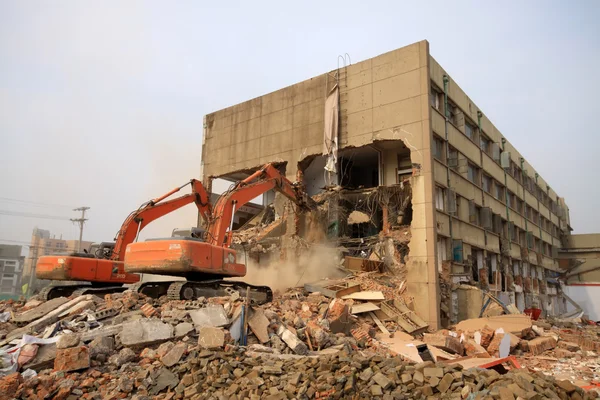 Escavadeira no local de limpeza de detritos de construção — Fotografia de Stock