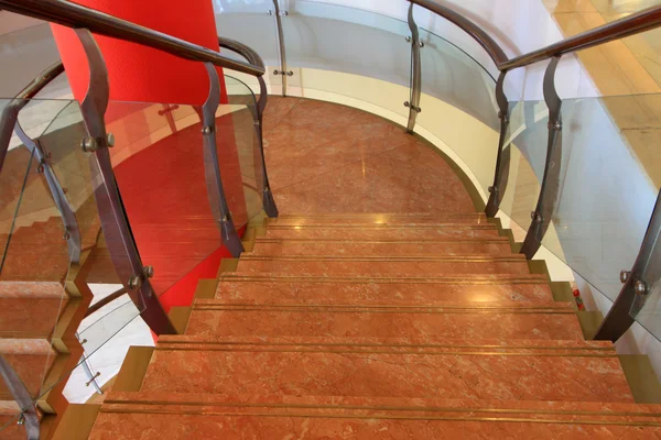 Innenstadtglasdrehtreppe — Stockfoto