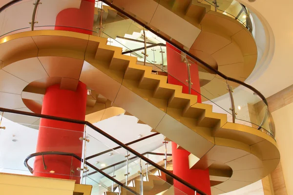 Ville intérieur verre escaliers rotatifs — Photo