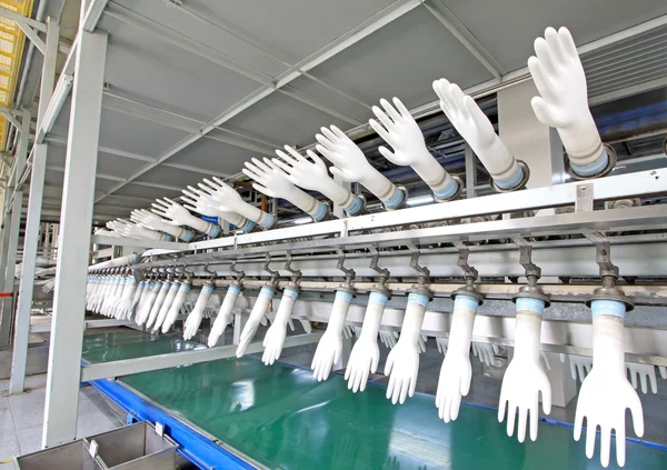 Linea di produzione di guanti in acrilonitrile butadiene in una fabbrica, né — Foto Stock