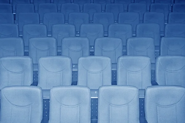 Rangées de chaises dans un théâtre — Photo