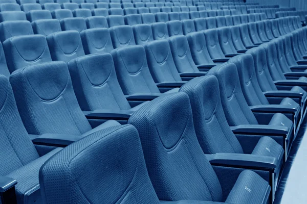 Rader med stolar i en teater — Stockfoto