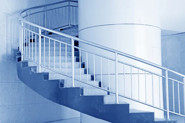 Con la escalera de respiración moderna gira en un edificio en Beijing — Foto de Stock