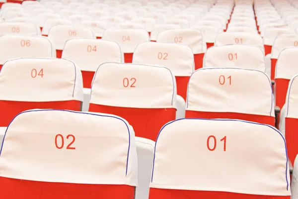 Rangées de chaises dans un théâtre — Photo