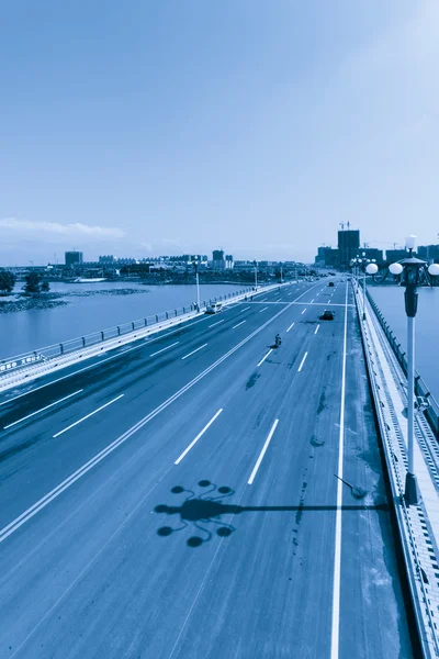 Ponte attraverso un fiume — Foto Stock