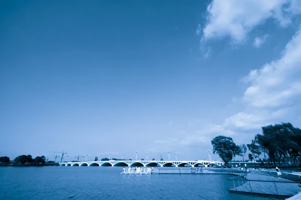Ponte através de um rio — Fotografia de Stock