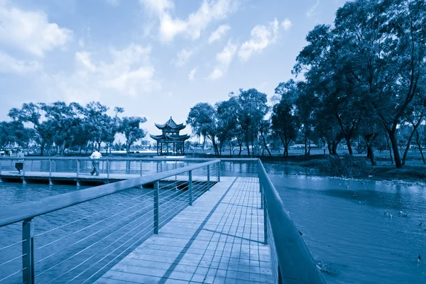 Ponte através de um rio — Fotografia de Stock