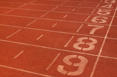 kırmızı plastik pist ve sayıları bir spor zemin, Pekin'de, c