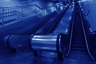 yürüyen bir metro istasyonu Pekin