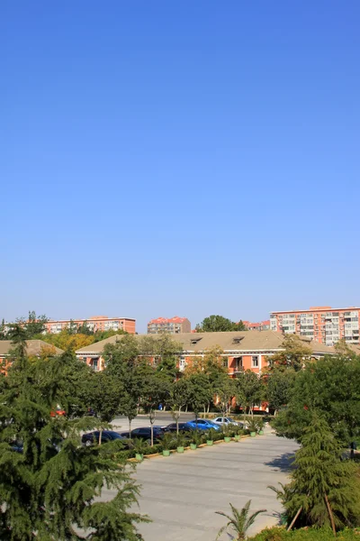 Paisaje del campus en una universidad en Beijing — Foto de Stock