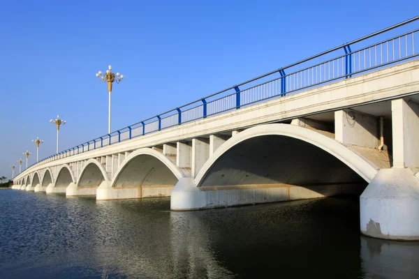 Most przez rzekę — Zdjęcie stockowe