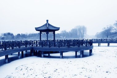 Köşk ve raylı bir parkta, geleneksel Çin mimari s