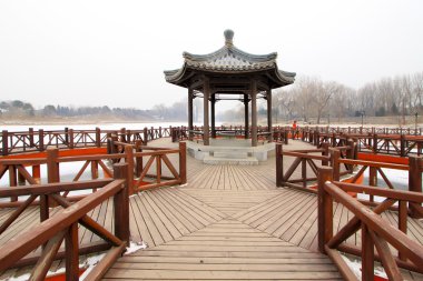 Köşk ve raylı bir parkta, geleneksel Çin mimari s