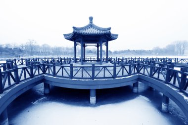 Köşk ve raylı bir parkta, geleneksel Çin mimari s