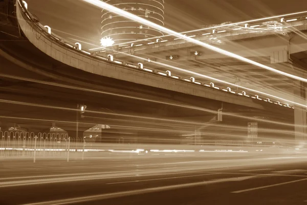 Escena nocturna de la próspera ciudad, bajo el viaducto en beijing — Foto de Stock