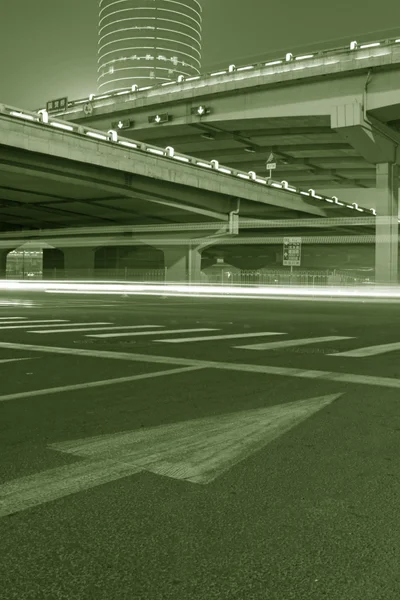 Escena nocturna de la próspera ciudad, bajo el viaducto en beijing — Foto de Stock