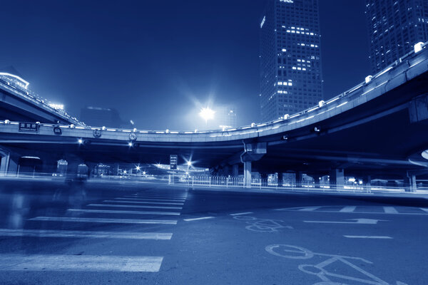 ночная сцена процветающего города, под виадуком в Пекине
