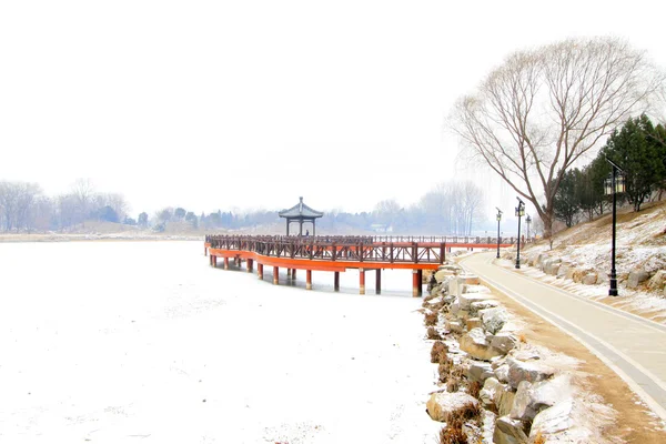 Puente de madera de estilo tradicional chino en la nieve —  Fotos de Stock