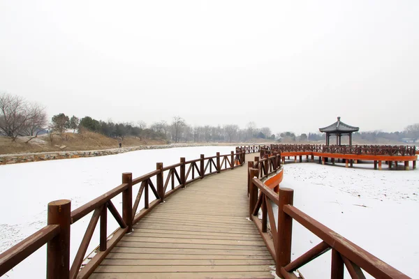 Chiński tradycyjny drewniany most w śniegu — Zdjęcie stockowe