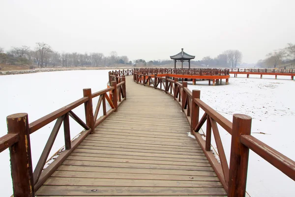 Chiński tradycyjny drewniany most w śniegu — Zdjęcie stockowe