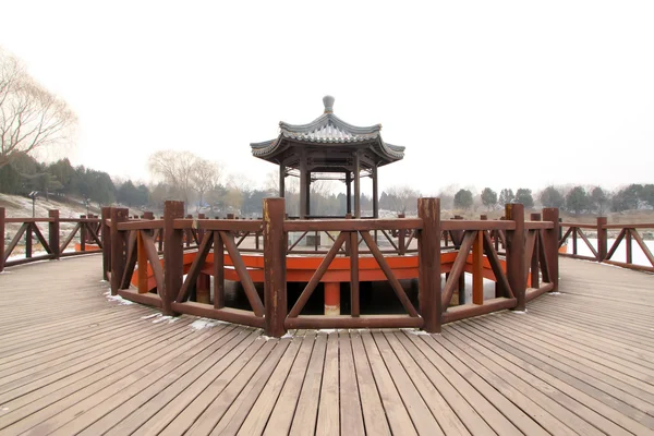 Pavilon v parku, tradiční čínský architektonický styl — Stock fotografie