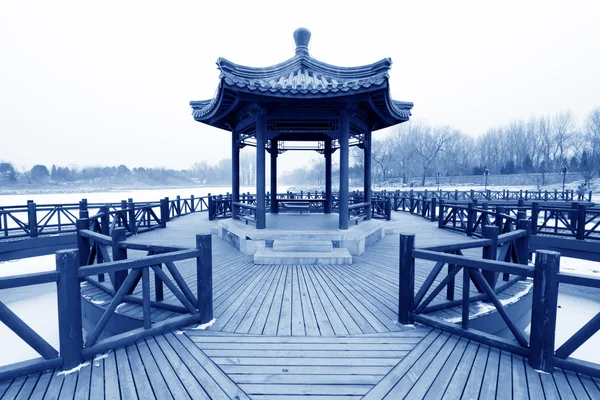 Pavilhão e ferroviário em um parque, arquitetura tradicional chinesa s — Fotografia de Stock