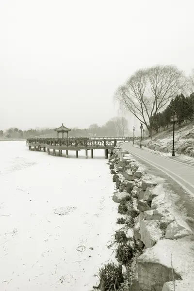 Kinesiska traditionell stil träbro i snön — Stockfoto