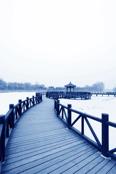 Ponte de madeira estilo tradicional chinês na neve — Fotografia de Stock