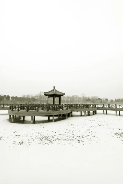 Kinesiska traditionell stil träbro i snön — Stockfoto