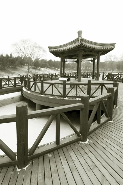 Pavilhão e ferroviário em um parque, arquitetura tradicional chinesa s — Fotografia de Stock