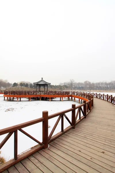 Puente de madera de estilo tradicional chino en la nieve — Foto de Stock