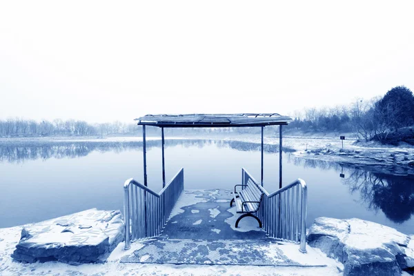 Rohöllagerstätten im Fluss — Stockfoto