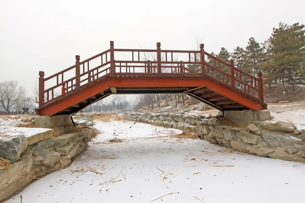 Китайский традиционный деревянный мост в снегу — стоковое фото