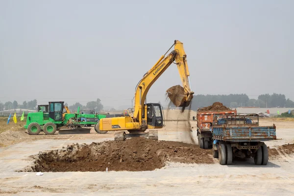 Excavator and transporter — Stock Photo, Image