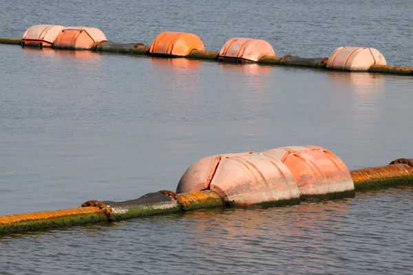 Продув песчаную трубу в море — стоковое фото