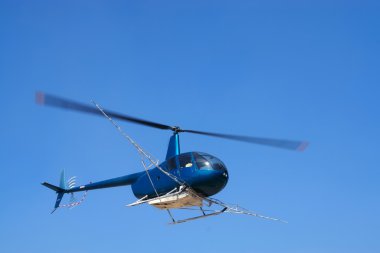 alçaktan uçan helikopter